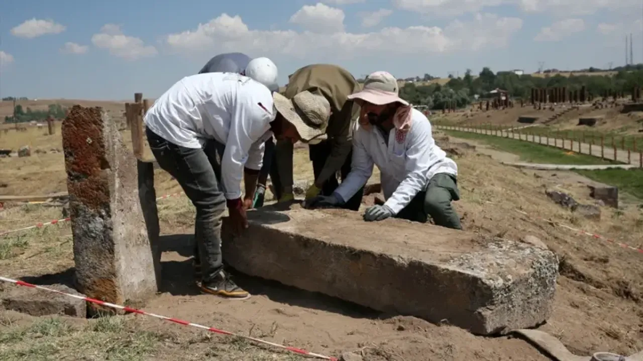 Ahlat'ta Yeni Mezarlar Ortaya Çıktı