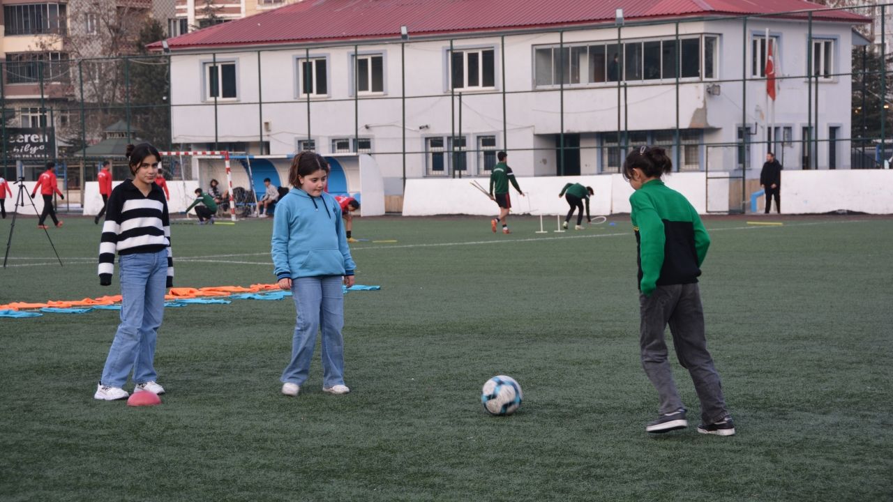 Bitlis'te kız futbol takımı, Türkiye şampiyonluğunu hedefliyor