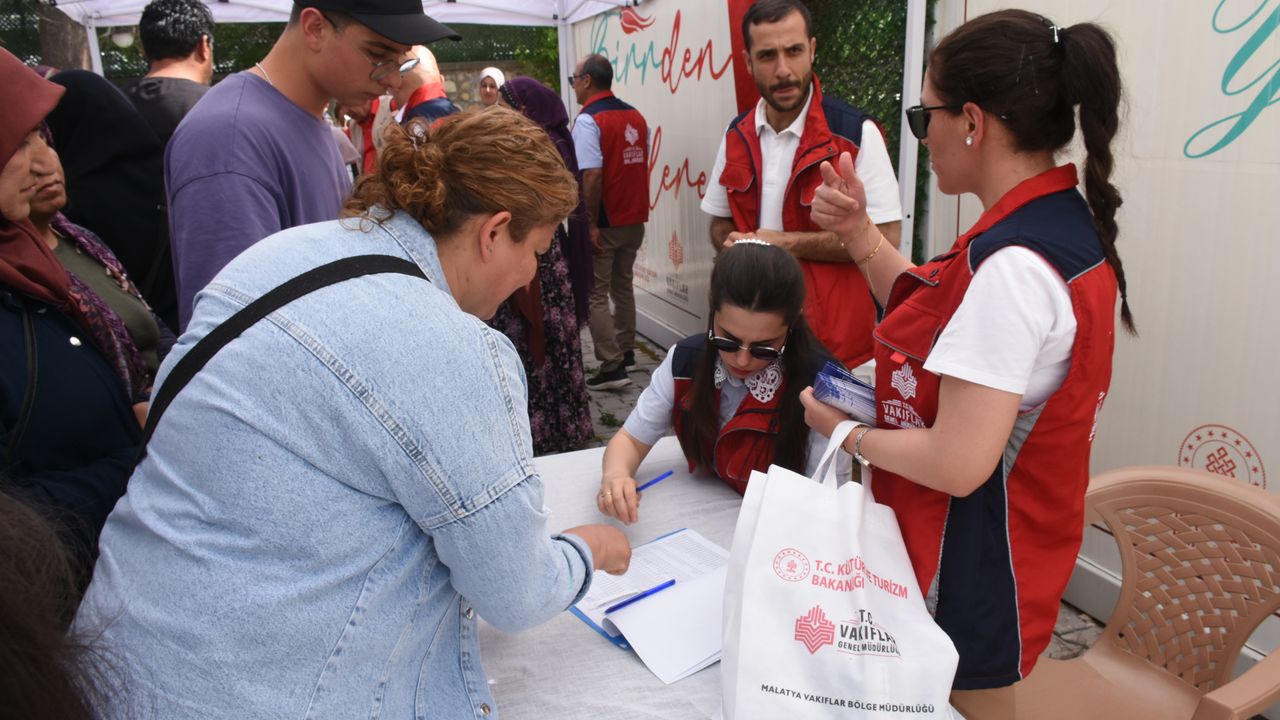 Malatya Vakıflar Bölge Müdürlüğünden çocuklara 4 bin liralık giyim hediye kartı