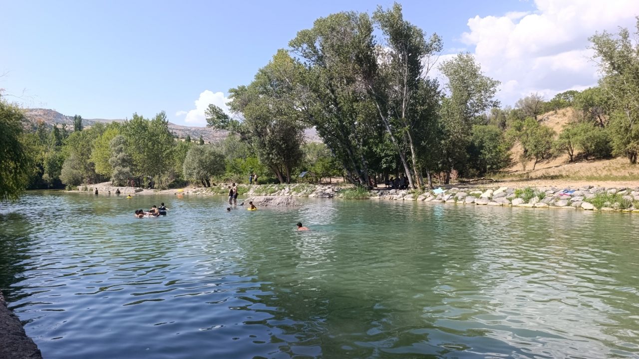 Tunceli’de sıcaktan bunalanlar Tağar Çayı’na akın etti