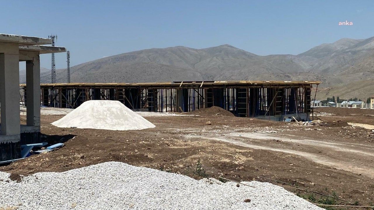 Malatya Kurucuova’da deprem konutları riskli alana yapılıyor… Bilirkişi köylüleri haklı buldu: Dere yatağına konut olmaz