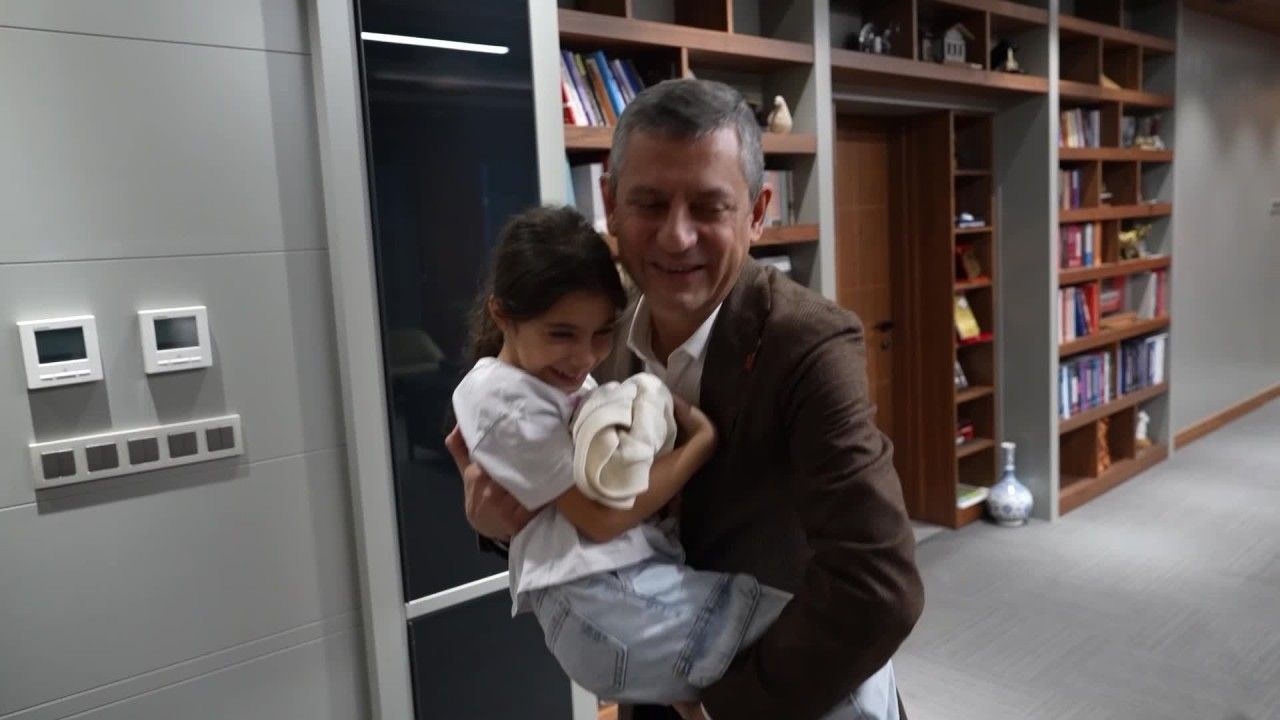 CHP Genel Başkanı Özgür Özel, Rauf Denktaş’ın Ailesiyle Bir Araya Geldi
