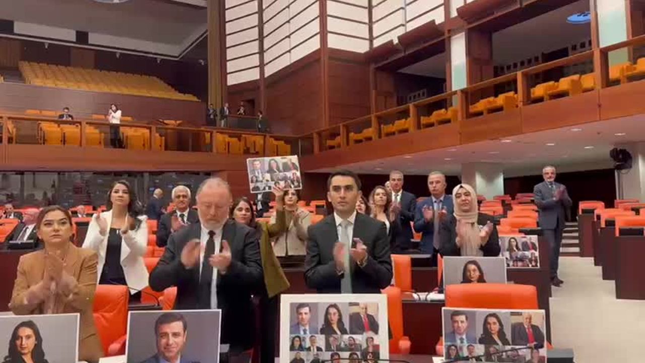 DEM Partililerden AİHM Kararına Tepki: Meclis’te Demirtaş Protestosu