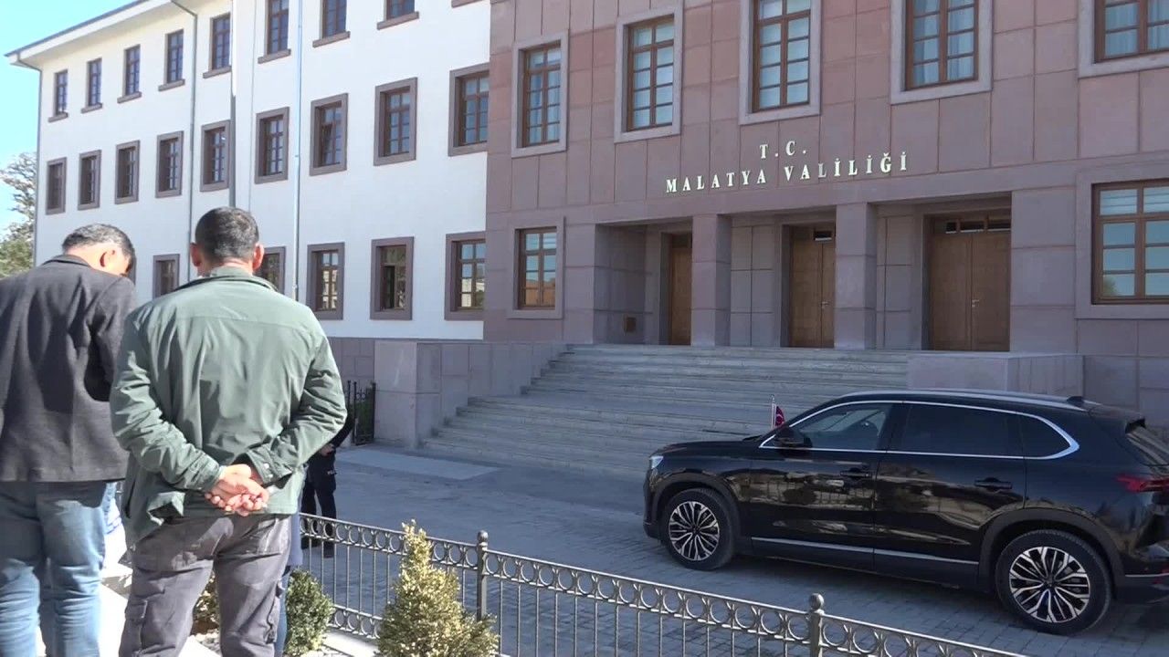 Deprem sonrası kura tepkisi: Zaviye Mahallesi sakinleri valilik önünde çözüm aradı