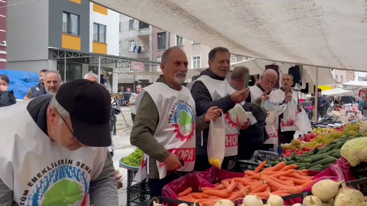 Hopa’da emeklilerden “Geçinemiyoruz” eylemi: “Sadaka değil, hakkımızı istiyoruz”