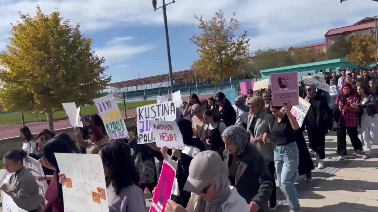 Van YYÜ’de Rojin Kabaiş için eylemler 16. gününde devam ediyor