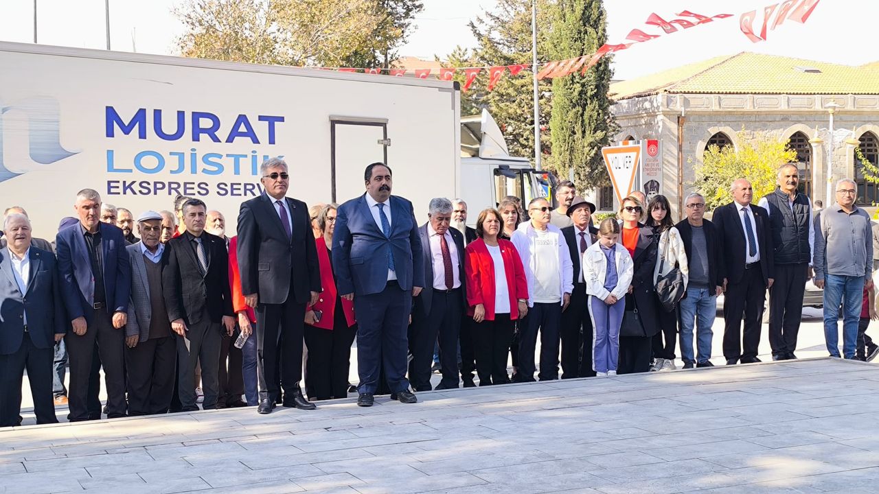 CHP Malatya İl Başkanlığı ve Eğitim-İş’ten alternatif çelenk sundu