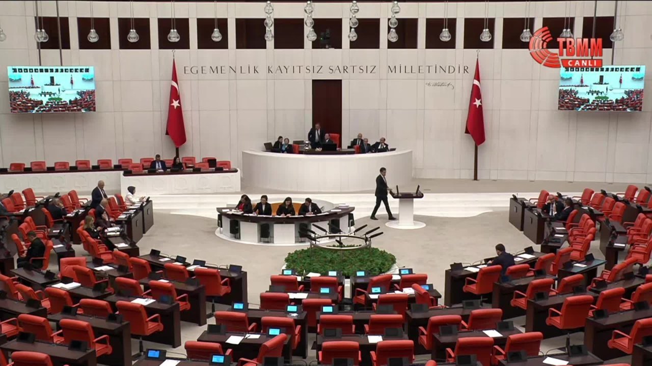 Meclis'te "Kuzey Kore" Çıkışı: Buğra Kavuncu'dan Sert Tepki! "Hiç Uğraşmayın, O Modeli Getirin!"