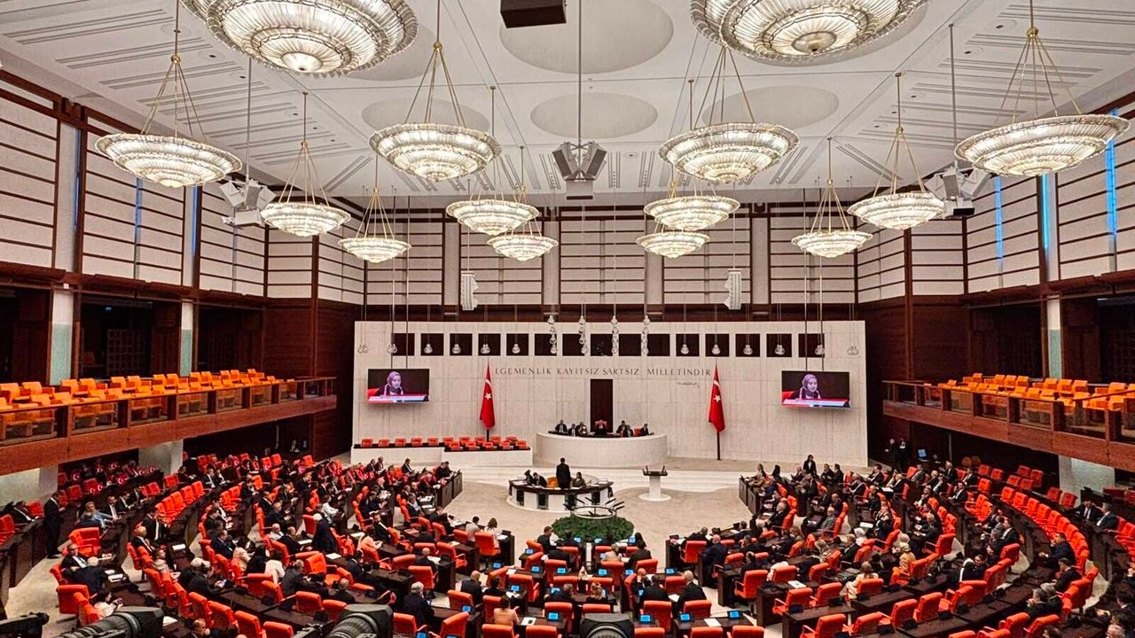 Meclis'te 'Çerçeve Yasa' Depremi: Fatih Erbakan 'Çekimser' Kalacaklarını Açıkladı, TİP'li Ahmet Şık Sert Tepki Gösterdi!