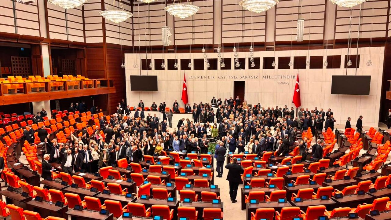 Meclis'te Tarihi Gece: Çerçeve Yasa TBMM'de Kabul Edildi, Genel Kurul'da Dikkat Çeken Temaslar Yaşandı!