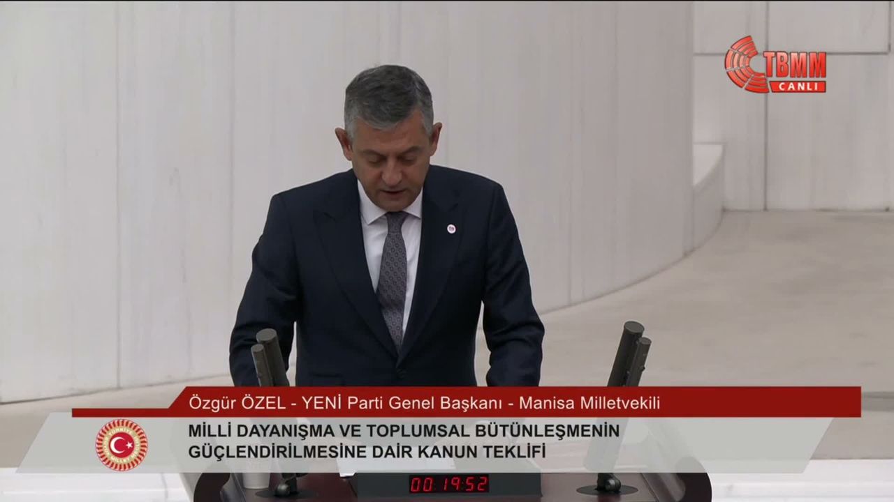 YENİ Parti Lideri Özgür Özel Meclis'te Tarihi Kararı Açıkladı: "Barışın Önünde Durmayacağız!"
