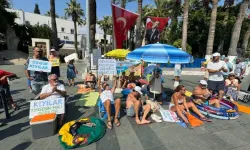 Bodrum'da İlginç Eylem: Belediye Meydanı Plaja Dönüştü