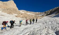 Hakkari'de 25 dağcı Uludoruk'ta zirve yaptı