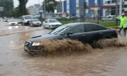 Erzurum'da evleri su bastı, araçlar yollarda mahsur kaldı