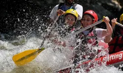 Adrenalin tutkunları Melen Çayı'nda rafting yaptı