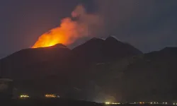 İtalya'daki Etna Yanardağı lav püskürtmeye başladı