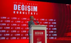 Özgür Özel'den Kurultayda Net Mesaj: 'Kasım 2025'te Karşımıza Çıkmaya Varsanız, CHP Buradadır