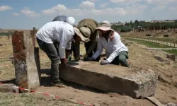 Ahlat'ta Yeni Mezarlar Ortaya Çıktı
