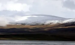 Kar yüzünü Ardahan, Ağrı ve Kars'ın dağlarında gösterdi