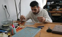 Kapalıçarşı'da edindiği tecrübeyle değerli taşlara ve altına takılarla hayat veriyor