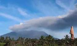 Pasifik Ateş Çemberi Alarmda! Marapi Yanardağı 1000 Metre Yükseleğe Kül Püskürttü