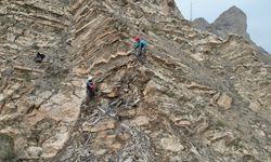 "Endüstriyel dağcılar" Hakkari'de tehlike oluşturan kayalar için devrede