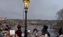 Tarihi Vltava Köprüsü Noel’de "Lamba Yakıcı" İle Işıl Işıl Oluyor