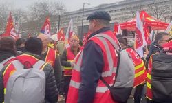 Paris'te toplu işten çıkarmalara karşı gösteri düzenlendi