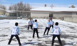 Ağrı'da köy okulunun Selçuk öğretmeni 7 yıldır öğrencilere spor sevgisini aşılıyor