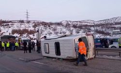 Malatya'da minibüs kazası: Biri polis sekiz kişi yaralandı