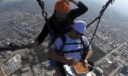 Amanos Dağları'ndan paraşütle atlayıp gökyüzünde baklava yaptılar