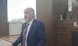 Artvin İl Genel Meclisi toplantısında CHP'li Yaşar Gülel'in sözlerine tepki gösteren AK Partili üyeler salonu terk etti