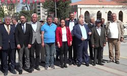 CHP Malatya İl Örgütü, 23 Nisan Ulusal Egemenlik ve Çocuk Bayramı dolayısıyla Atatürk Anıtı'na çelenk koydu