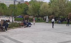 İstanbul'da deprem... Art arda yaşanan depremler nedeniyle sokaklara çıkan İstanbullular, parklarda ve deprem toplanma alanlarında