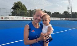 Kadın hokey sporcusu Sinem Yalçın'ın kucağında bebeğiyle finale çıkma sevinci