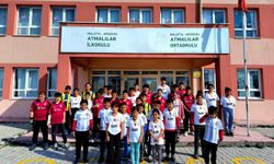 Malatya'da iş insanından öğrencilere forma hediyesi