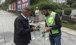 Malatya’da katı atık tesisinde üretilen fideler vatandaşlara dağıtıldı
