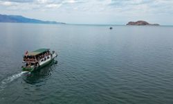 Üniversiteliler Van'ın güzelliklerini keşfederken çevre temizliği yapıyor