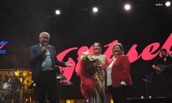 Adana'da 19 Mayıs coşkusu, 10 bin kişinin katıldığı meşaleli kortej ve Göksel konseri ile doruğa ulaştı