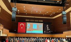 İzmir Büyükşehir Belediyesi Ahmed Adnan Saygun Sanat Merkezi sahnesi gençlerin