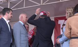 Mehmet Yurdadön, Özel’e şapkasını hediye etti: “‘Sporcunun halinden anlayan bir genel başkan olursa bu şapkayı hediye edeceğim’ diye ahdim vardı”