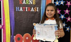 Deprem bölgesinde öğrenciler karnelerini aldı