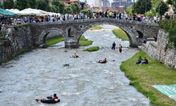 Kosova'da adrenalin tutkunları çevre kirliliğine dikkati çekmek için nehirde şambrellerle rafting yaptı