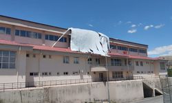 Malatya'da şiddetli rüzgar spor salonuna zarar verdi