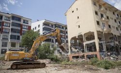 Tunceli'de depreme karşı risk taşıyan binaların yıkımı sürüyor