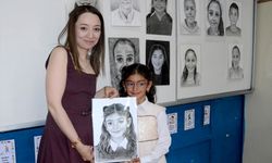 Ressamlar, öğrencilerin portrelerini karakalemle ölümsüzleştirdi