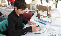 Babasından kaligrafi sanatını öğrenen Yusufcan, ürettiği eserleri sanatseverlerle buluşturuyor