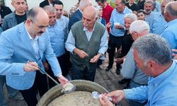 Doğanşehir'de imece usulüyle pişirilen aşure vatandaşlara dağıtıldı