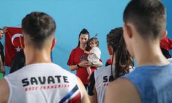 Kucağında bebeğiyle sporcu yetiştiriyor