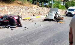 Malatya'da elektrik direğine çarpan otomobil ikiye ayrıldı